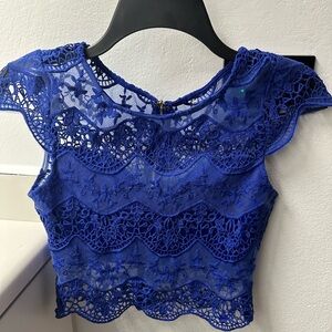 LU. Fashion's short-sleeved blouse, size small, blue, embroidered.